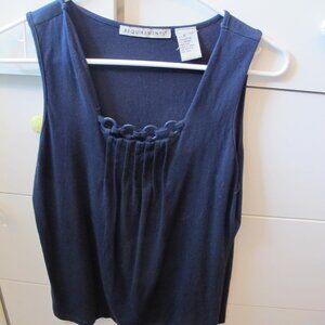 Requirements Sleeveless square neck scoop with decorative neck and pleats.